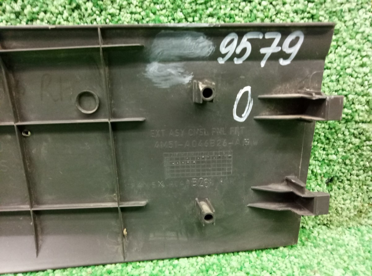 Накладка центральной консоли боковая правая Ford Focus 2 2005-2008 4M51-A046B26-AE на Ford Focus 2