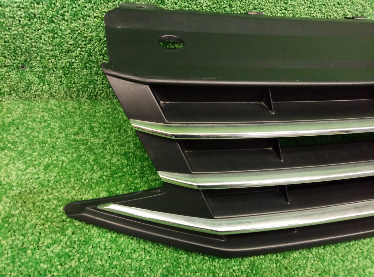 Решетка радиатора передняя Volkswagen Polo 15-20 6RU853653B на Volkswagen Polo V