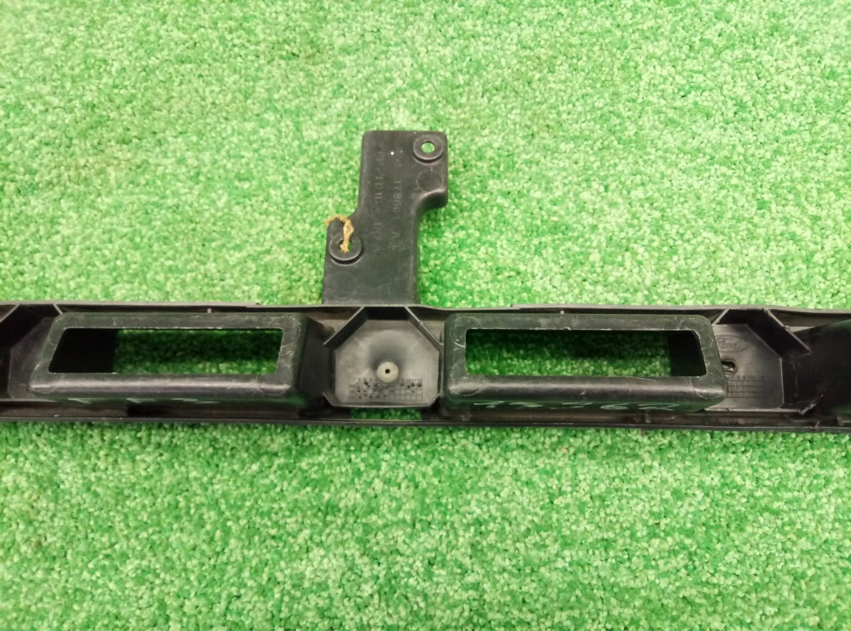 Кронштейн заднего бампера Ford Focus 5M5117B861 на Ford Focus 3