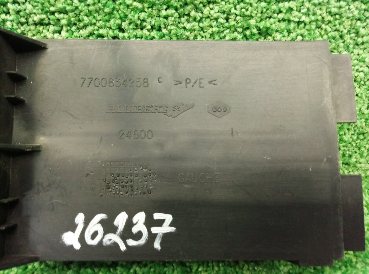 Заглушка бампера левая Renault Megane I 7700834258 на Audi Q5 8R