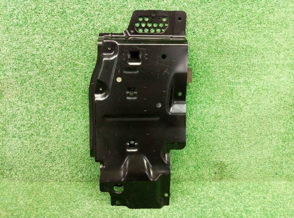 Защита двигателя передняя правая Toyota LAND Cruiser 5140960100 Новая на Toyota Land Cruiser 200
