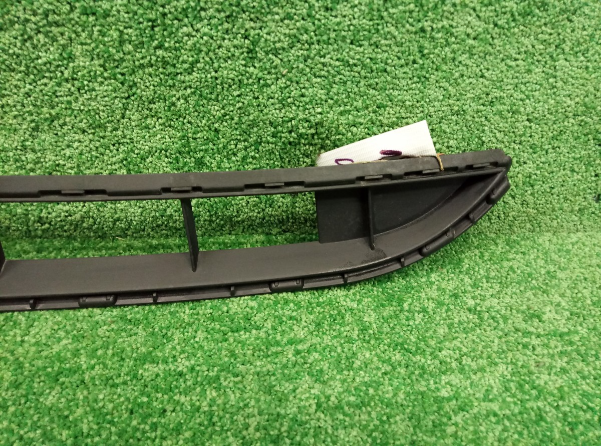 Решетка переднего бампера центральная Volkswagen Touareg II 7P6853673 на Volkswagen Touareg 