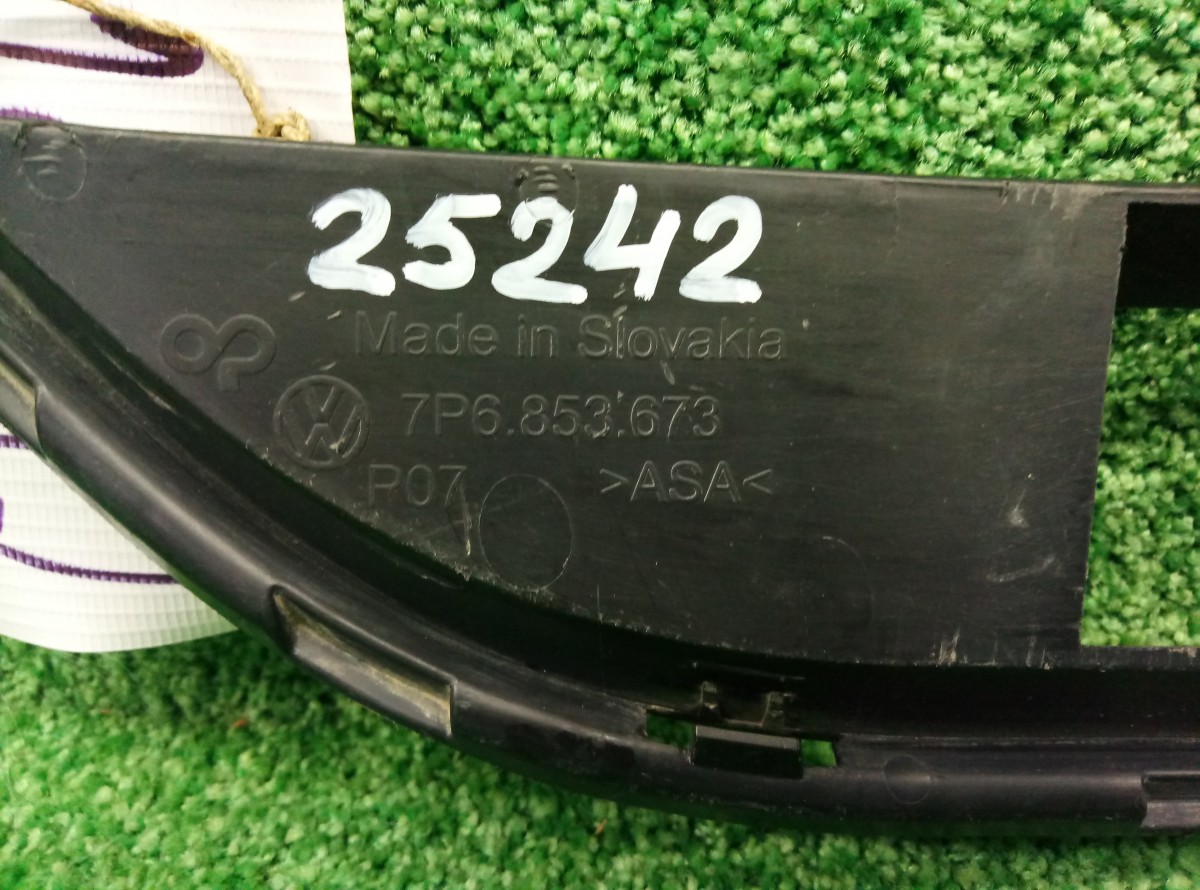 Решетка переднего бампера центральная Volkswagen Touareg II 7P6853673 на Volkswagen Touareg 