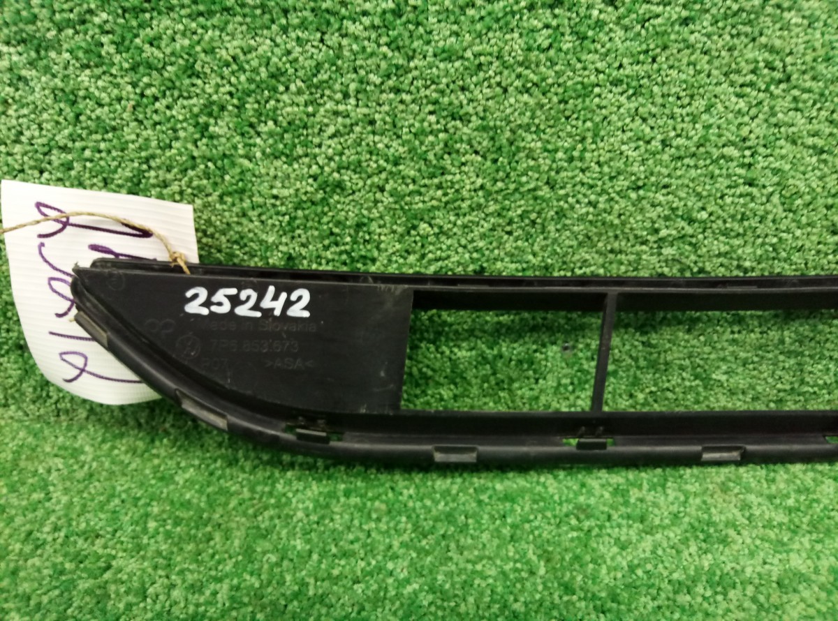 Решетка переднего бампера центральная Volkswagen Touareg II 7P6853673 на Volkswagen Touareg 