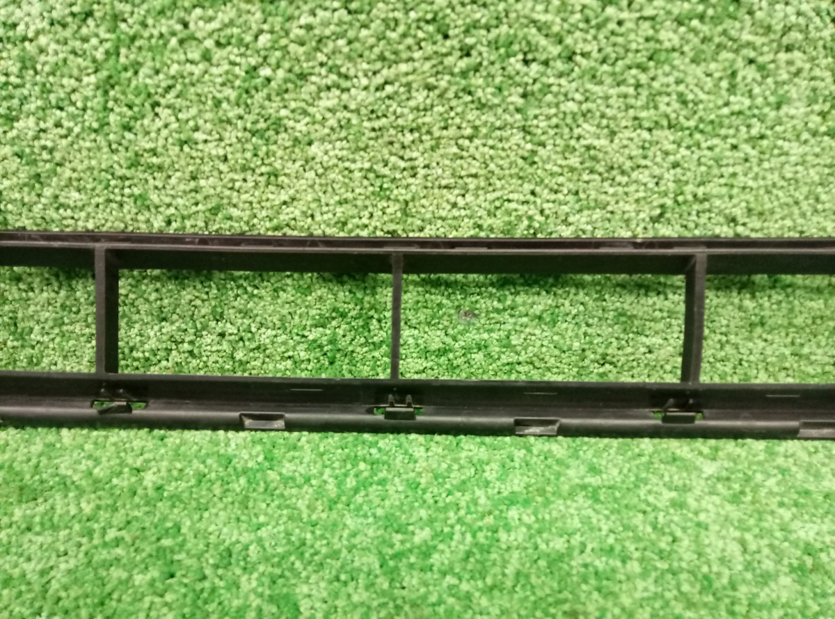 Решетка переднего бампера центральная Volkswagen Touareg II 7P6853673 на Volkswagen Touareg 