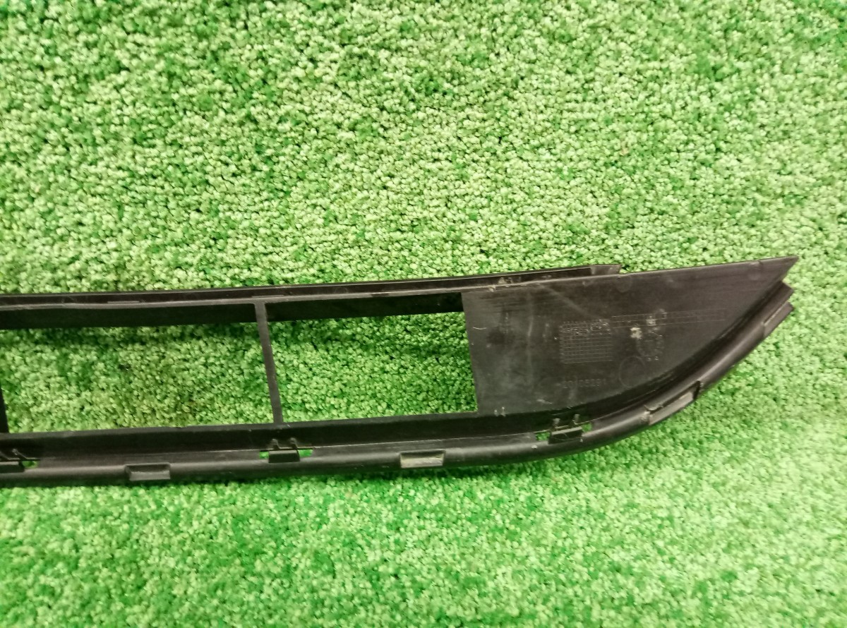 Решетка переднего бампера центральная Volkswagen Touareg II 7P6853673 на Volkswagen Touareg 