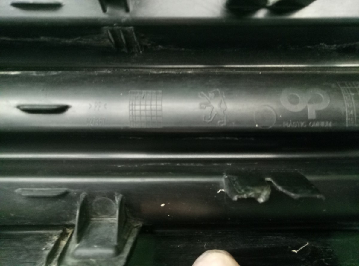 Решетка переднего бампера центральная Peugeot 308 2007 9674675177 на Peugeot 308