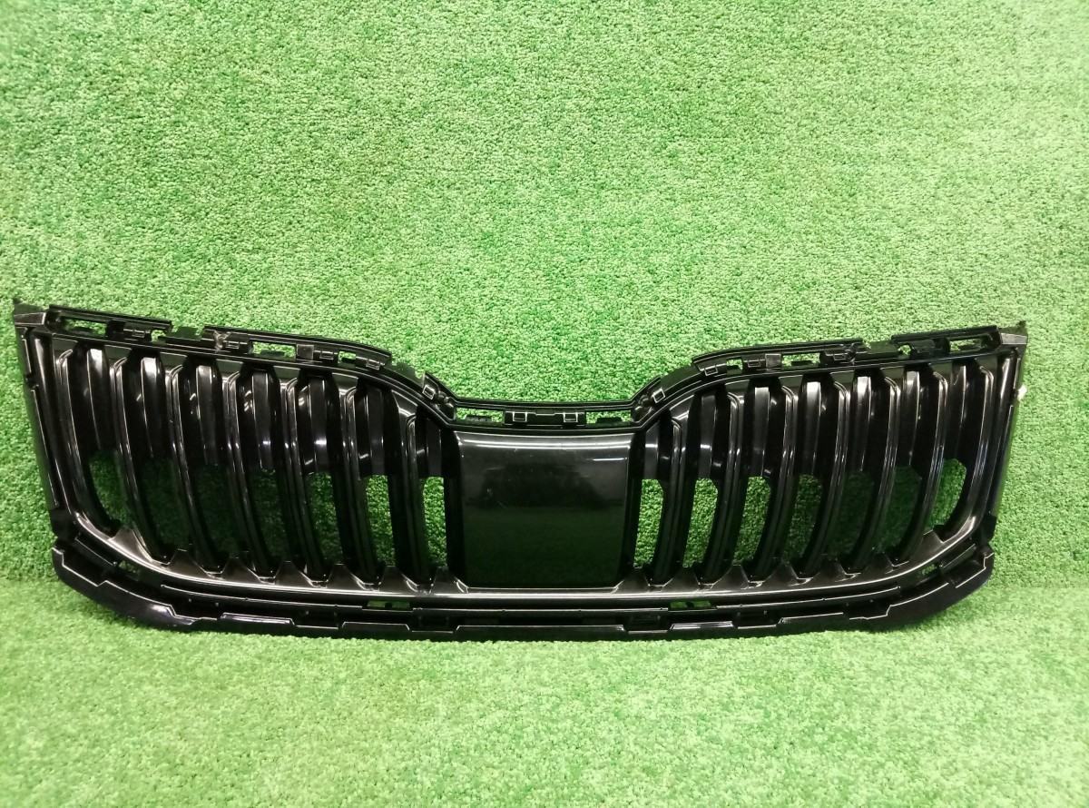 Решетка радиатора Skoda Octavia A7 5E0853653C    на Skoda Octavia A7