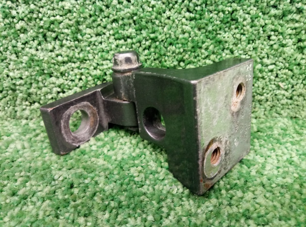 Петля двери задней правой верхняя Porsche Cayenne 2003-2010, Volkswagen Touareg 7L0833402A на Porsche Cayenne 955