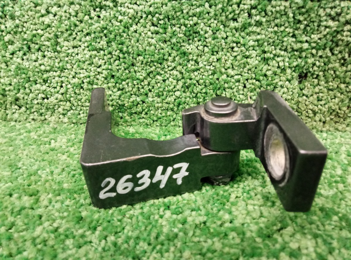 Петля двери передней правой верхняя Porsche Cayenne 7L0831402A на Porsche Cayenne 955