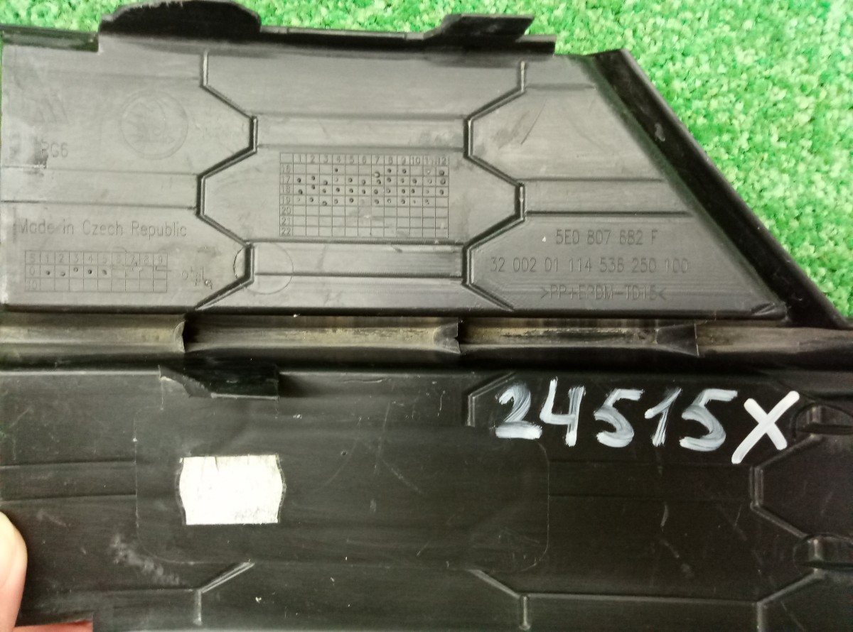 Решетка бампера передняя правая Skoda Octavia A7   5E0807682F на Skoda Octavia A7