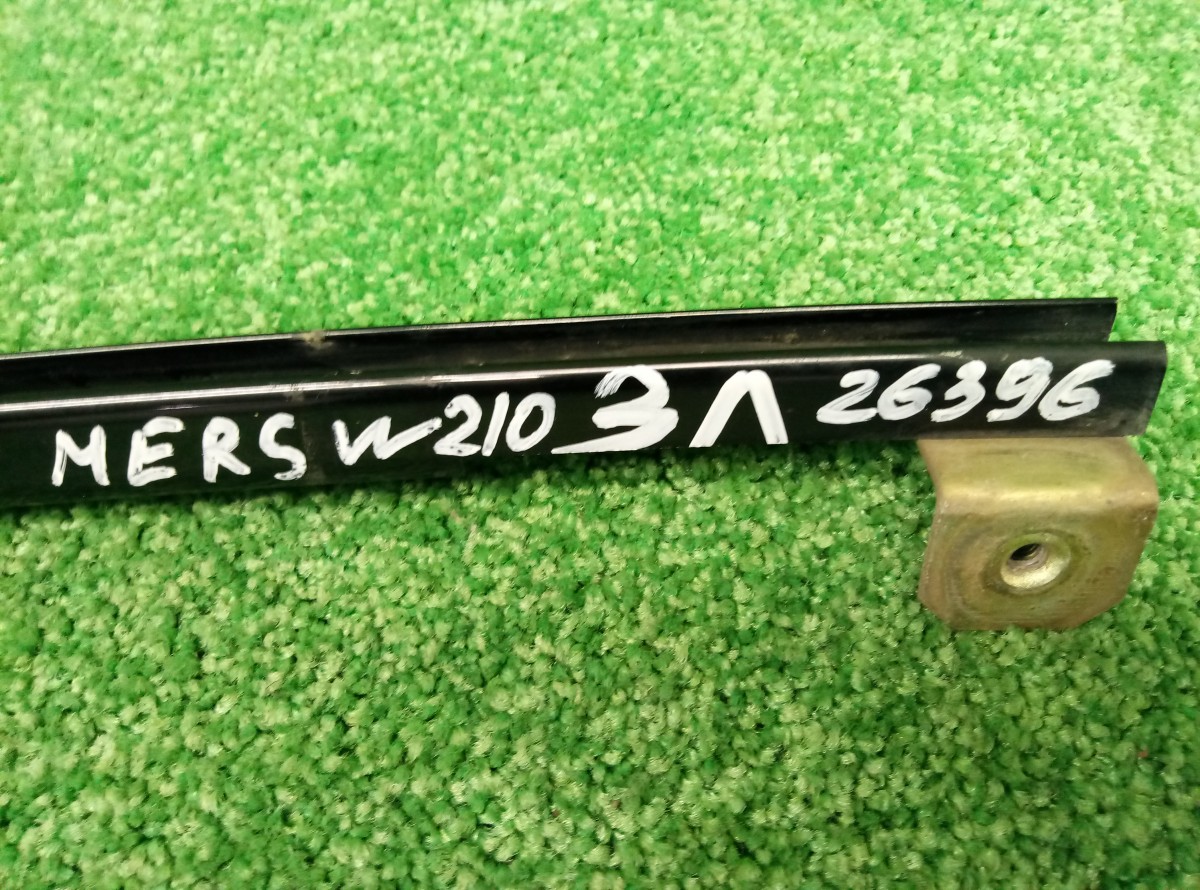 Направляющая стекла двери задняя левая Mercedes-Benz E-Class 1996 2107300119 W210   на Mercedes-Benz E-Class (W210,S210)