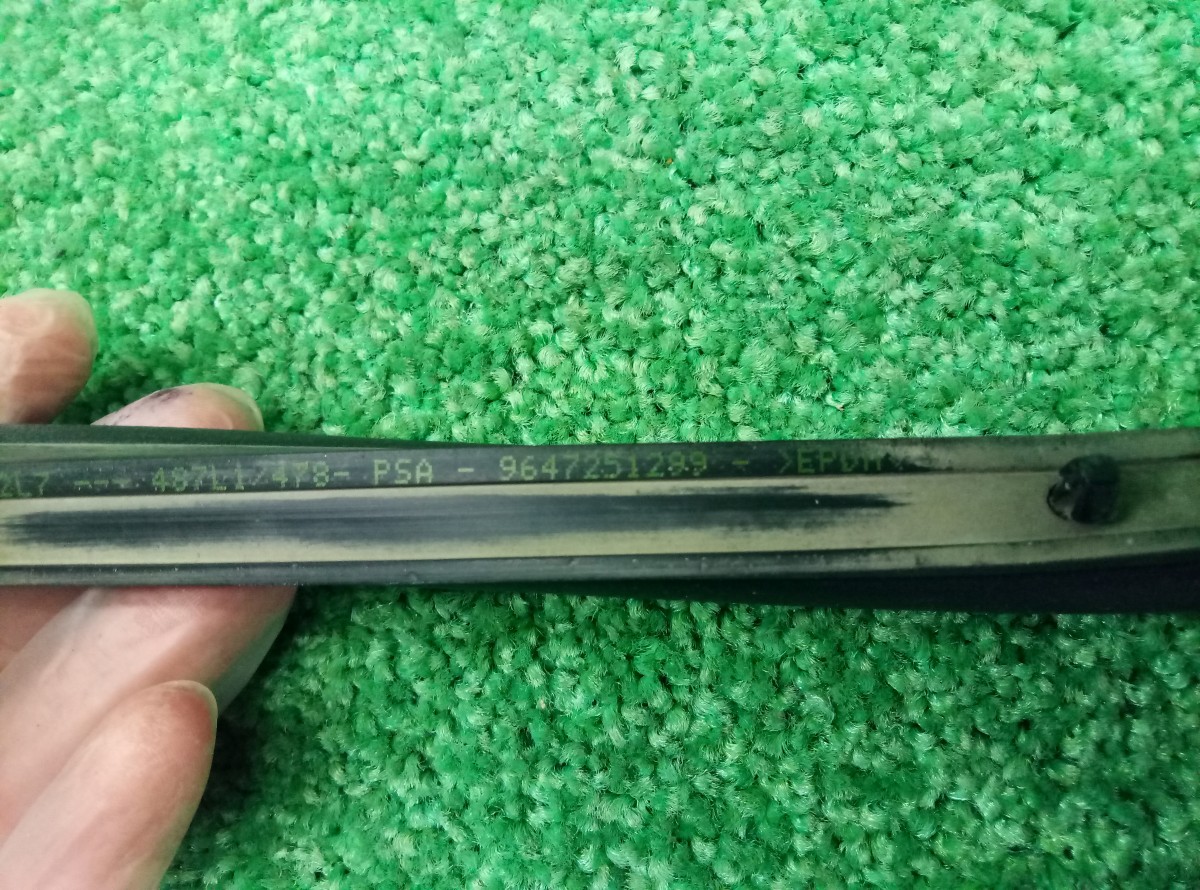 Уплотнитель стекла двери Citroen C4 2008 9647251299 задний правый на Citroen C4 I
