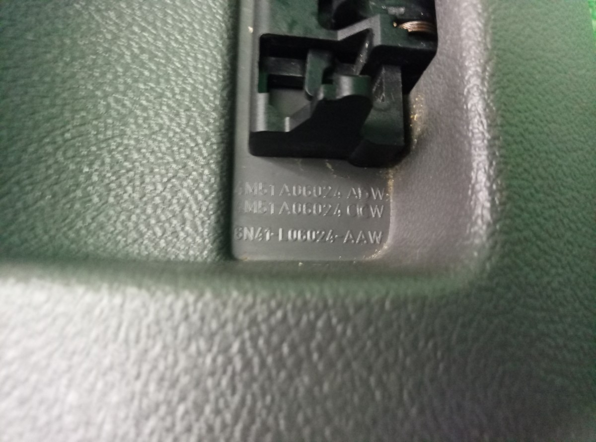 Бардачок Ford Focus 2 2005-2008 4M51A06024 на Ford Focus 2