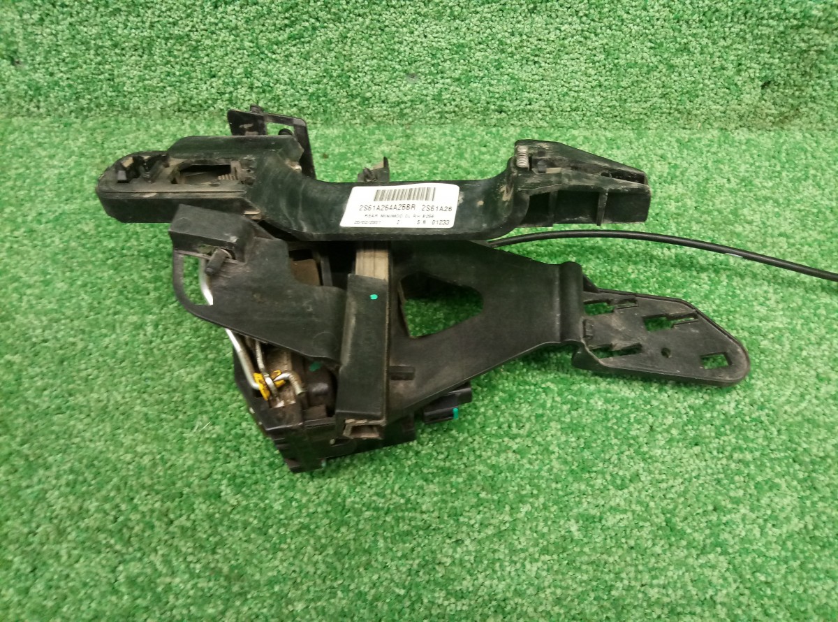 Замок двери задней правой Ford Fiesta 2S61A264A26BR на Ford Fiesta V