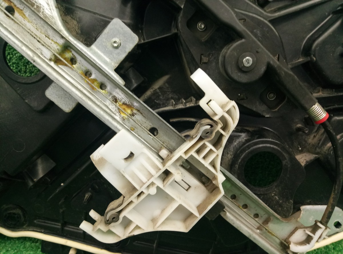 Стеклоподъемник механический Ford Fiesta 2S61A045H22A задний правый на Ford Fiesta V