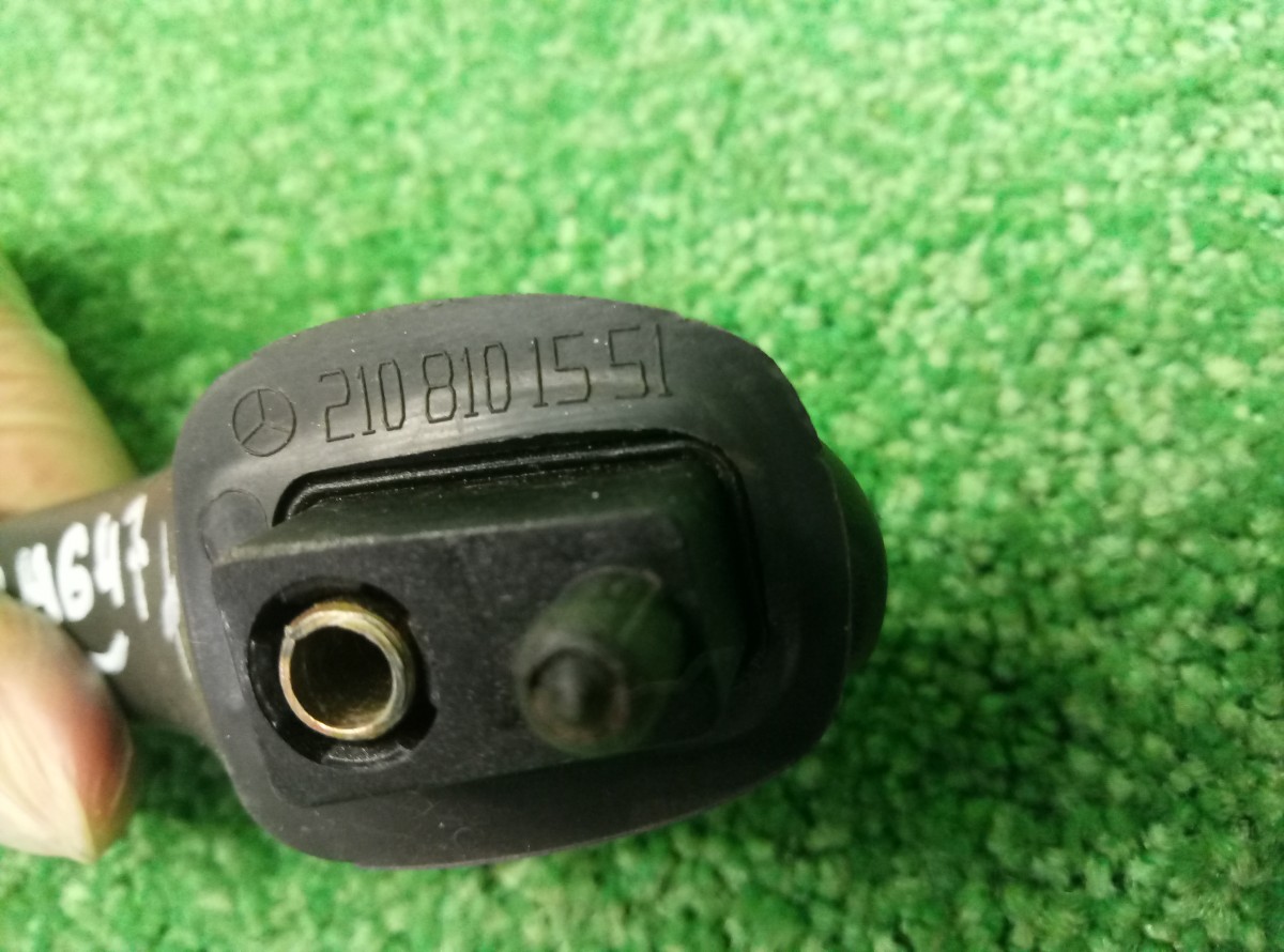 Ручка потолочная задняя левая Mercedes W210    2108101551 на Mercedes-Benz E-Class (W210,S210)