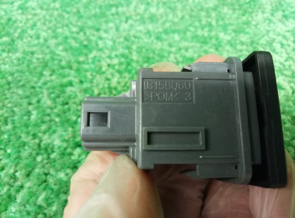 Кнопка помощи спуска со склона Toyota RAV4 IV (2012—2015) 15B060 на Toyota RAV 4  (CA40)