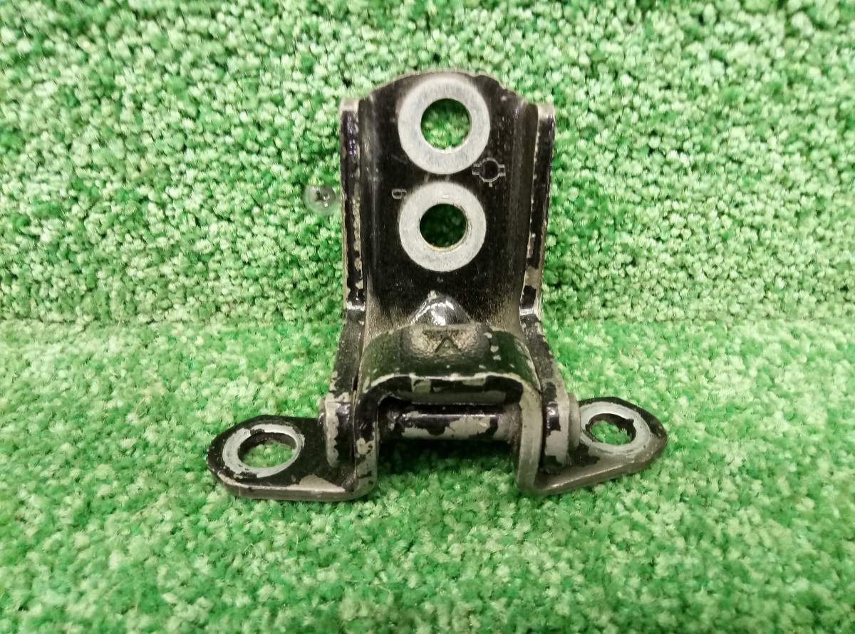 Петля двери Nissan Qashqai J10 2006-2010 на Nissan Qashqai J10