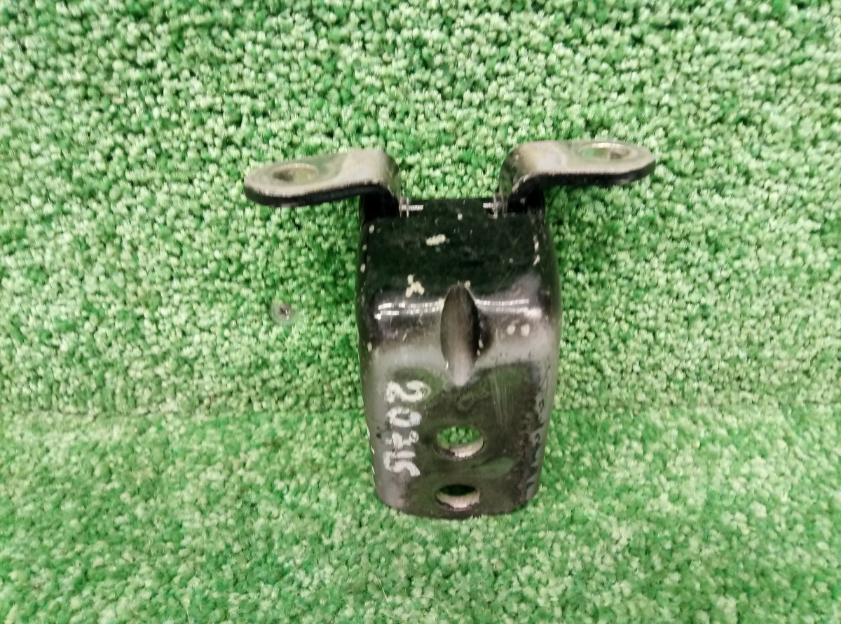 Петля двери Nissan Qashqai J10 2006-2012 на Nissan Qashqai J10