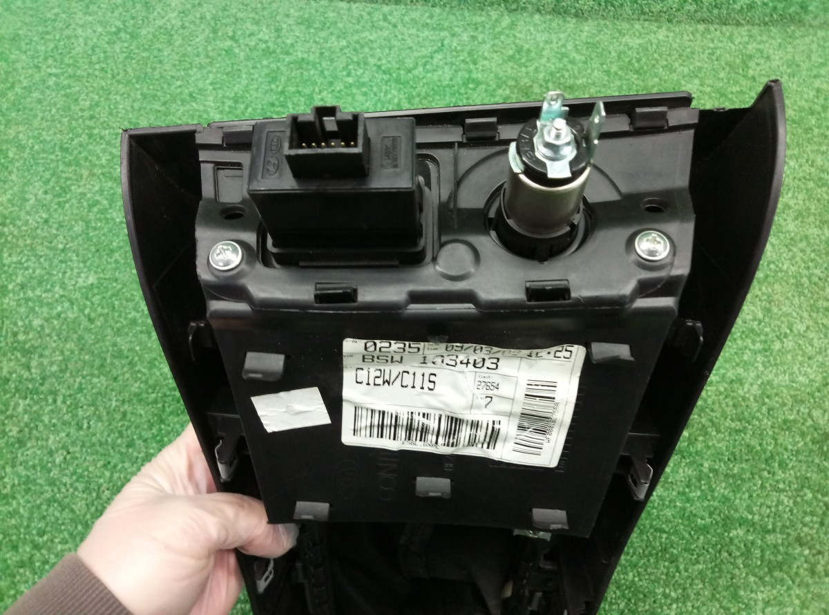 Консоль кулисы МКПП с AUX  USB и прикуривателем Kia Ceed 2007- 2012  846511H000 на Kia Ceed (ED)