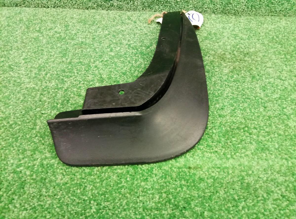 Брызговик задний правый Skoda Fabia  2007-2010        5J9821822 на Skoda Fabia 