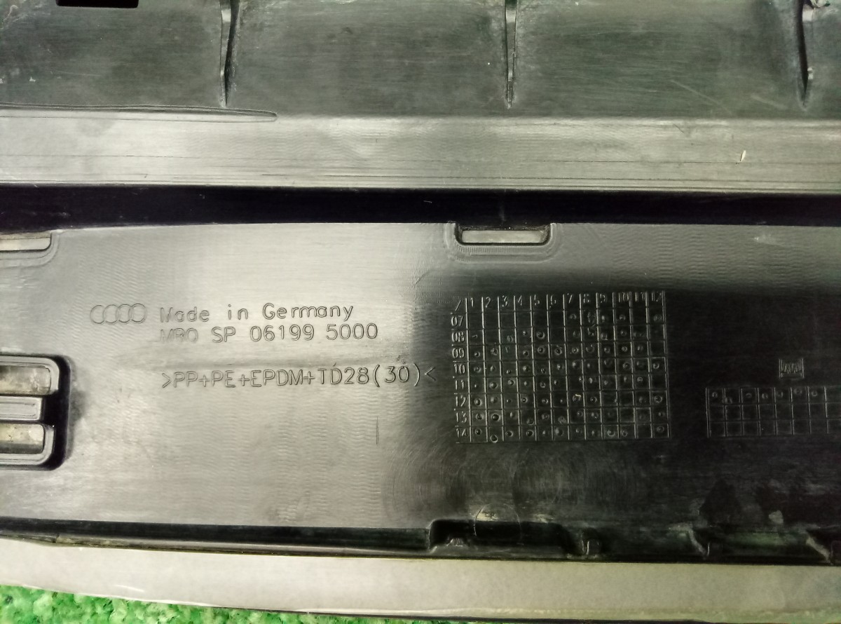 Накладка двери передней правой Audi Q5 8R 2008-2012 8R0853970E на Audi Q5 8R