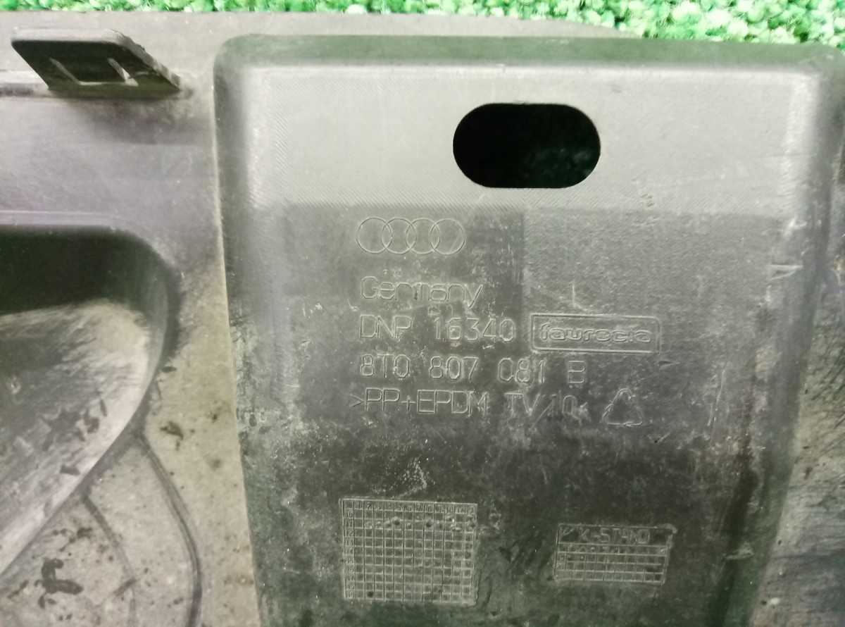 Кожух замка капота Audi A5 (8T) 2007-2011 8T0807081B на Audi A5 (8T)