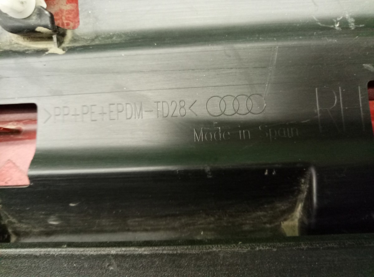 Накладка двери задней Audi Q3  2011-2014 8U0853960D на Audi Q3 