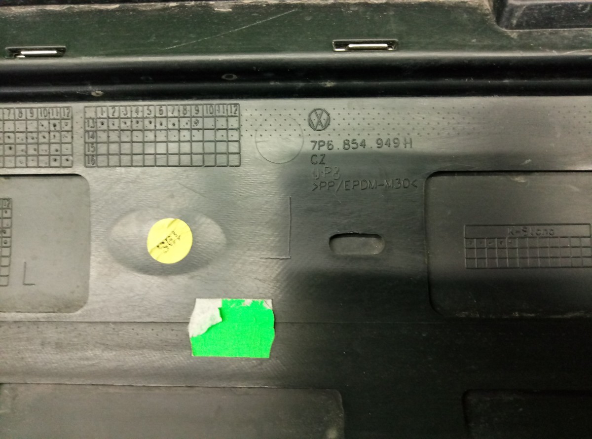 Накладка двери задней Volkswagen Touareg 2 2010-2014 7P6854949H на Volkswagen Touareg 2