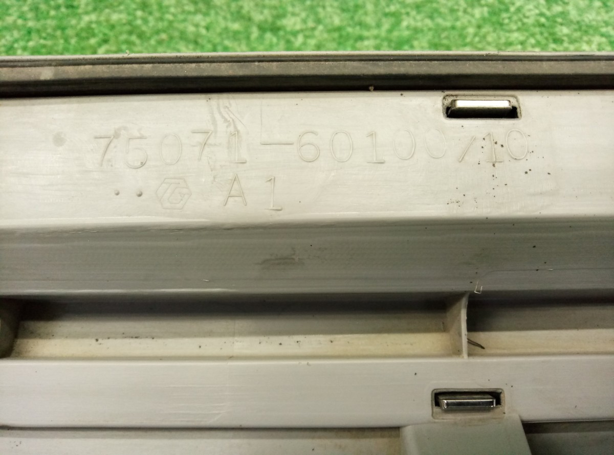 Накладка двери передней правой Lexus LX  2007-2012 7507160100 на Lexus LX 