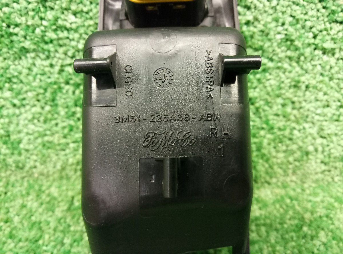 Кнопка стеклоподъемника передняя правая Ford Focus 2 2008-2011  КУПЭ 3M51226A36 на Ford Focus 2