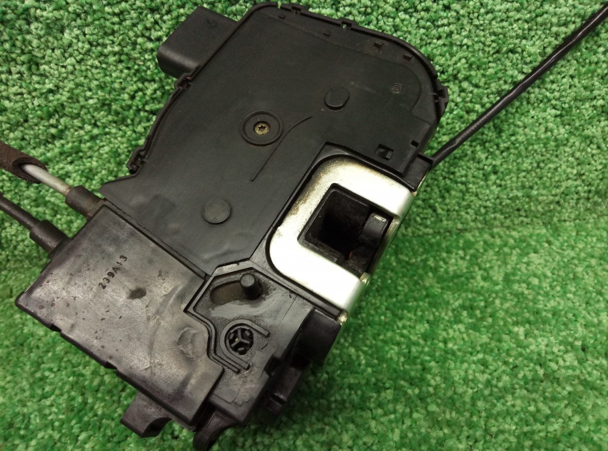 Замок двери задней правой Hyundai Ix35 2009–2013 814202Y010 на Hyundai ix35 