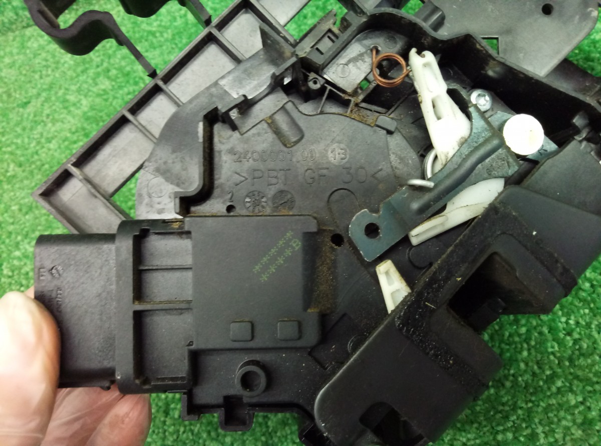 Замок двери передней правой Ford Focus 2 КУПЭ 2008-2011  3M5AR21812AK на Ford Focus 2