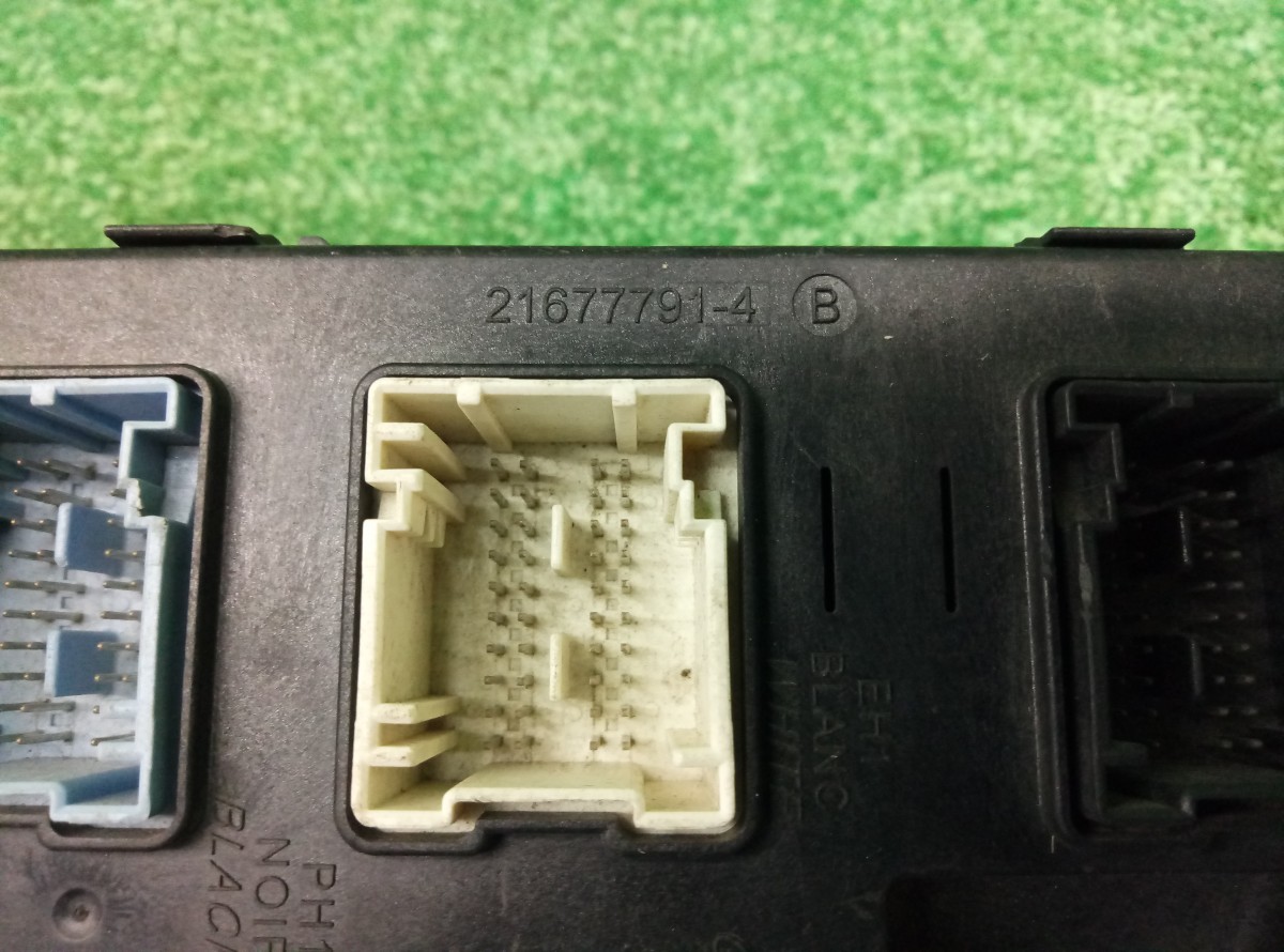 Блок предохранителей Peugeot 307 2001-2008   216761594 на Peugeot 307