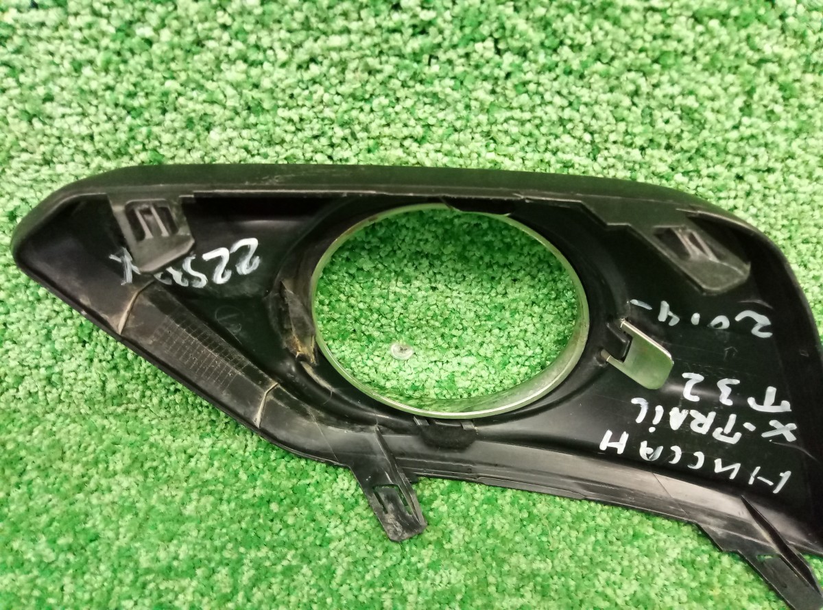Накладка фары противотуманной правая Nissan X-Trail T32 622564BA0B на Nissan X-Trail T31
