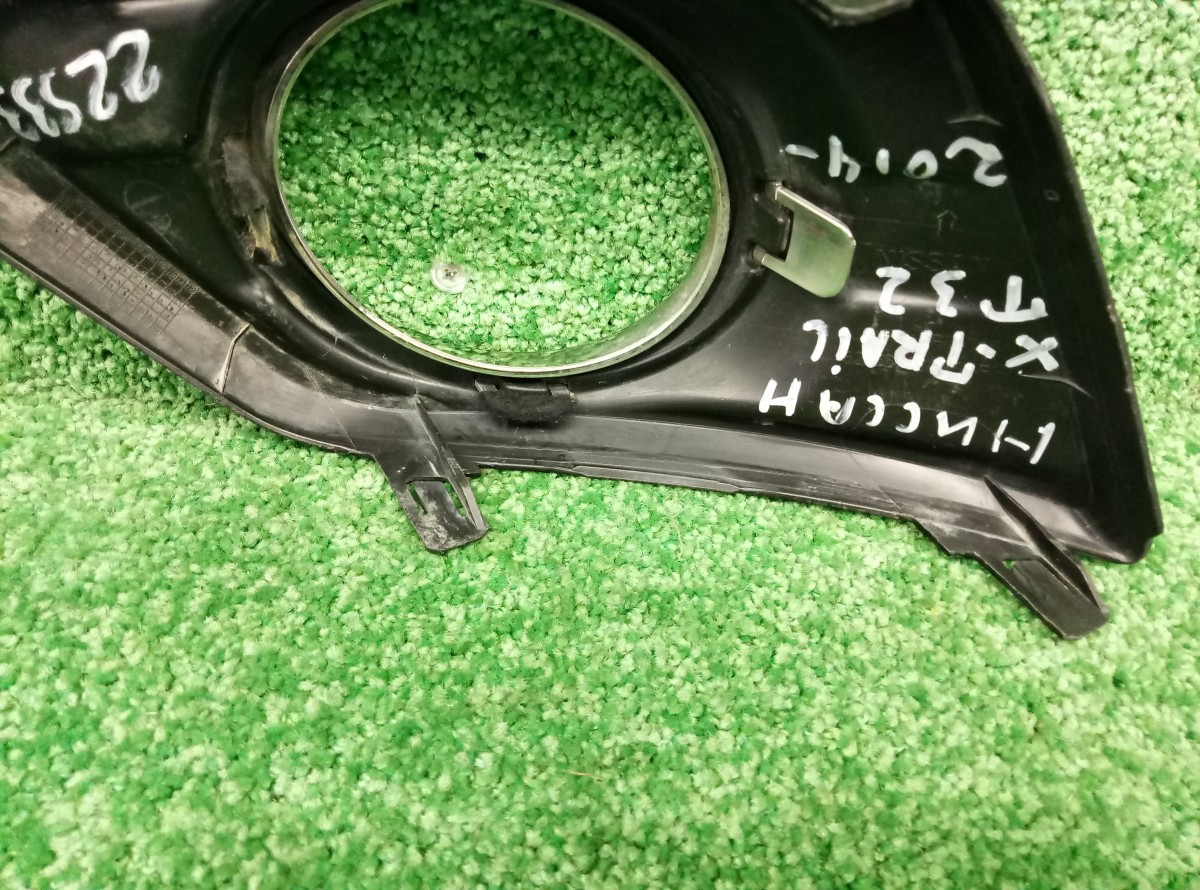 Накладка фары противотуманной правая Nissan X-Trail T32 622564BA0B на Nissan X-Trail T31