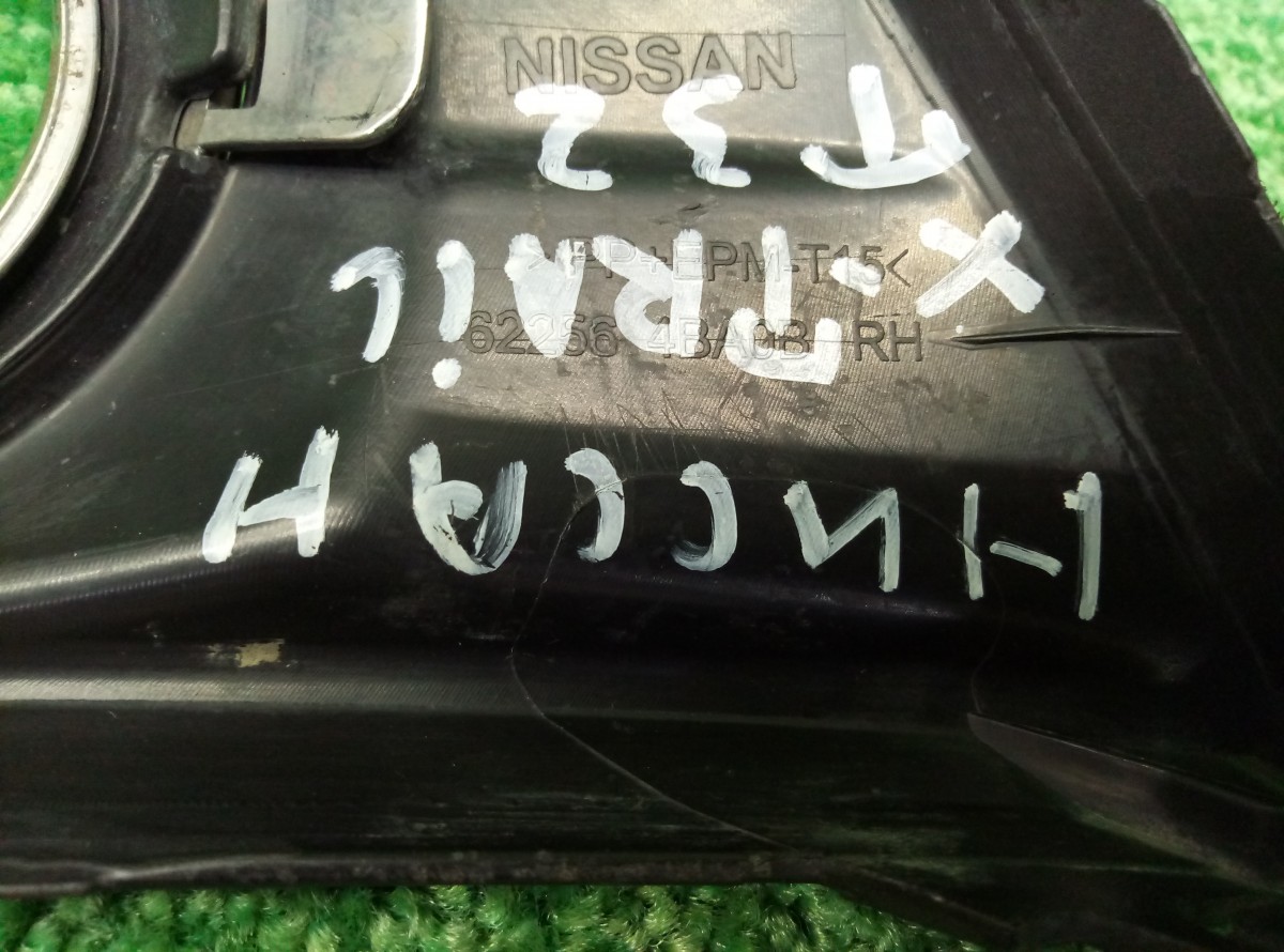 Накладка фары противотуманной правая Nissan X-Trail T32 622564BA0B на Nissan X-Trail T31