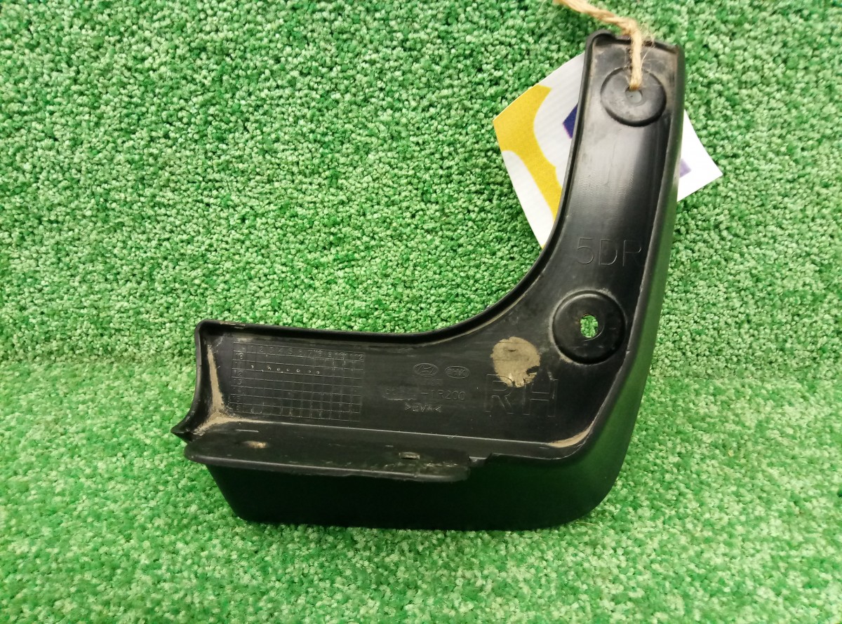 Брызговик задний правый Hyundai Solaris  2011-2016 868421R200 на Hyundai Solaris 