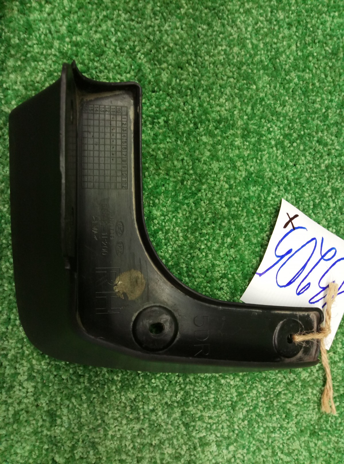 Брызговик задний правый Hyundai Solaris  2011-2016 868421R200 на Hyundai Solaris 
