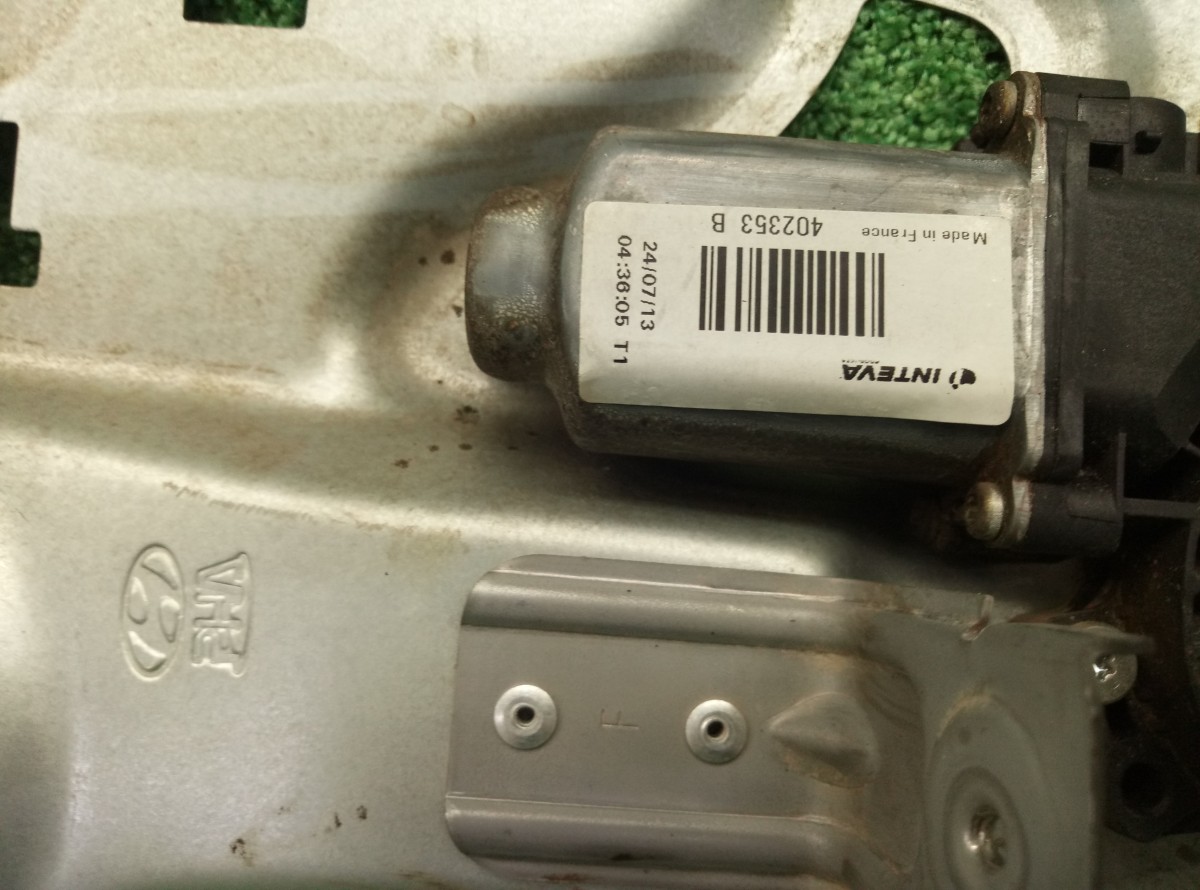 Моторчик стеклоподъемника задний правый 402353B Hyundai ix35 на Hyundai ix35 