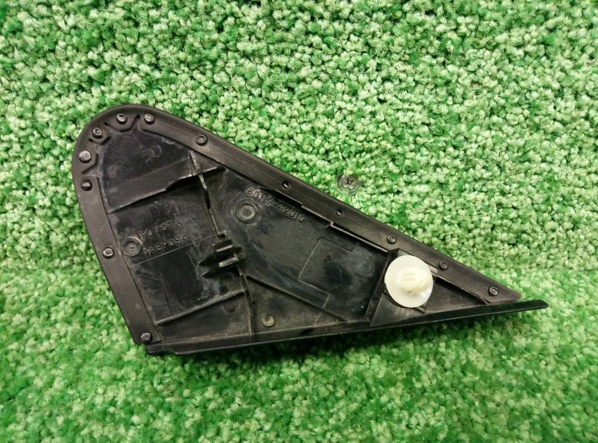 Накладка двери передней правой Toyota RAV 4 (XA30) 2005-2010 6011742010 на Toyota RAV 4 (XA30)
