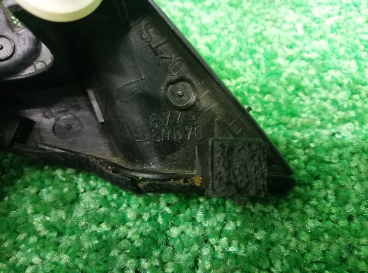 Уголок двери передний правый Lexus LX II 1998-2002 6749160070  на Lexus LX 
