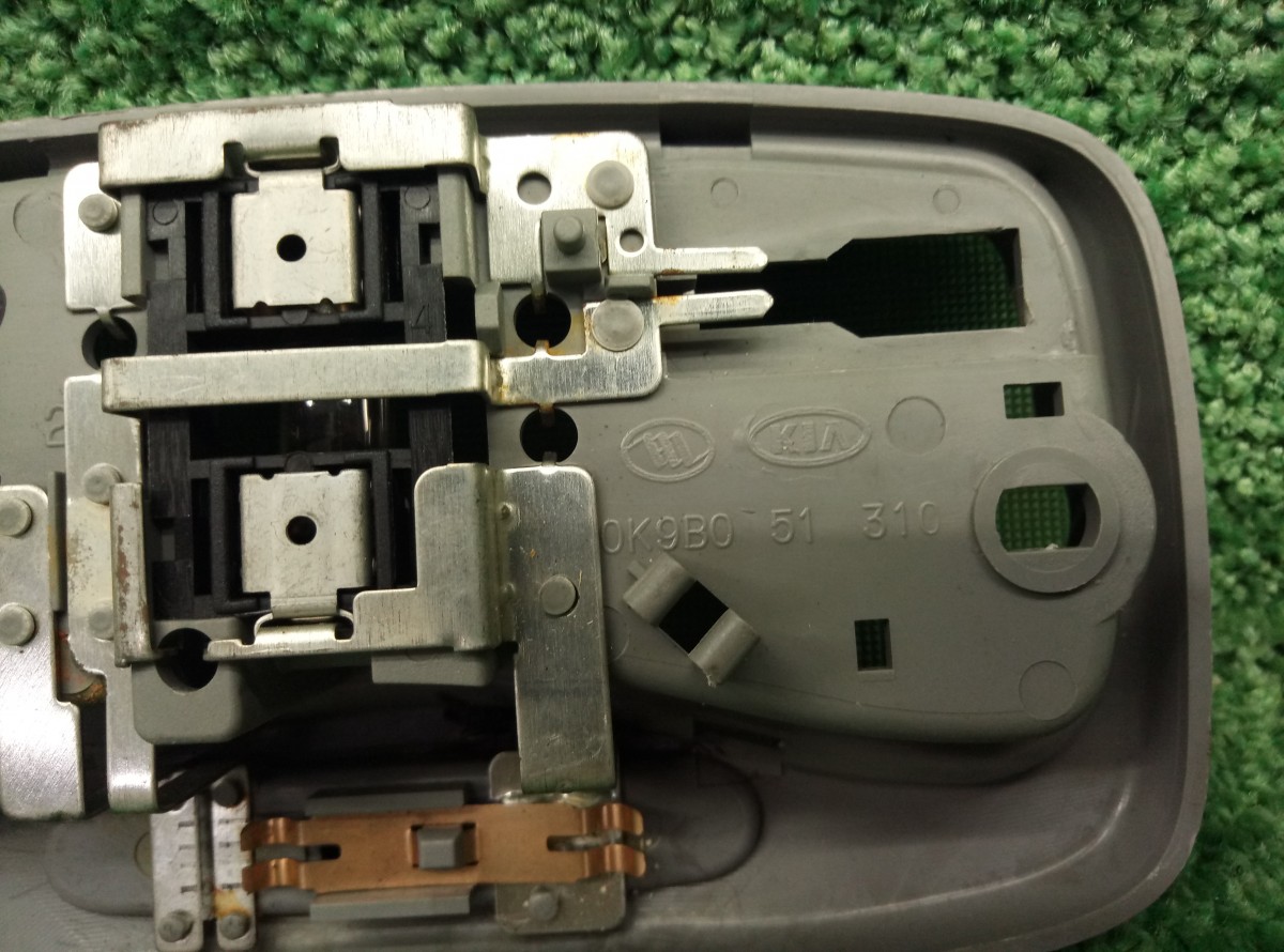 Плафон салонный Kia Spectra  2000-2011 0K9B051310 на Kia Spectra 