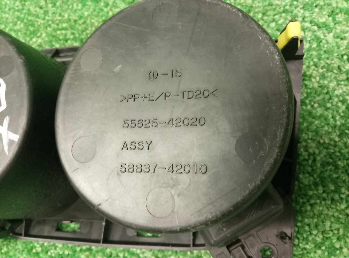 Подстаканник Toyota RAV 4 (XA30) 2005-2010 5562542020 на Toyota RAV 4 (XA30)