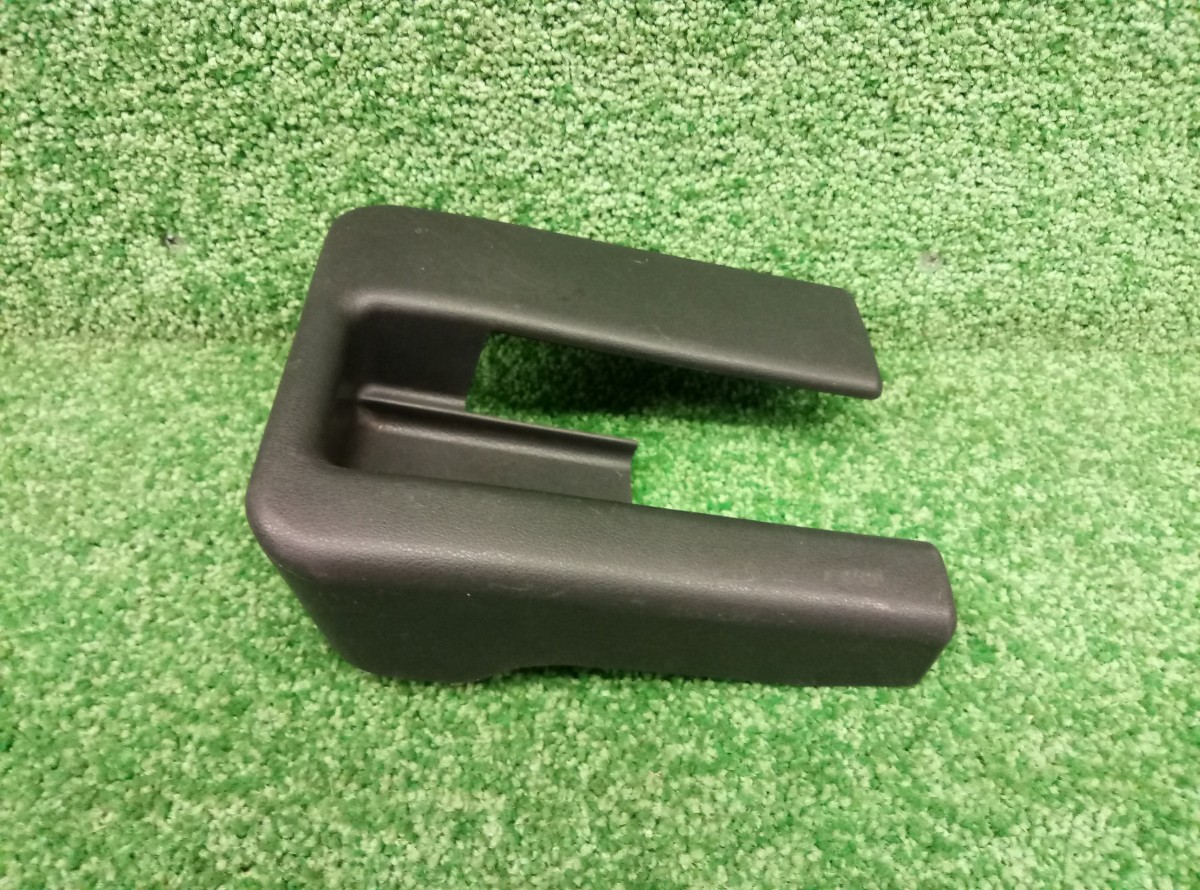 Накладка крепления переднего сиденья Toyota RAV 4 (XA30) 2005-2010  7996742020  на Toyota RAV 4 (XA30)