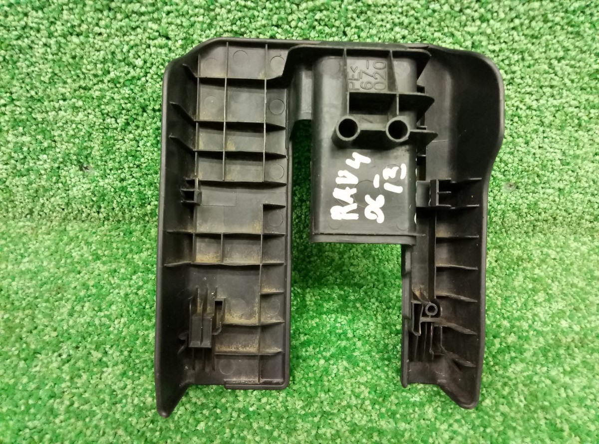 Накладка крепления переднего сиденья Toyota RAV 4 (XA30) 2005-2010  7996742020  на Toyota RAV 4 (XA30)