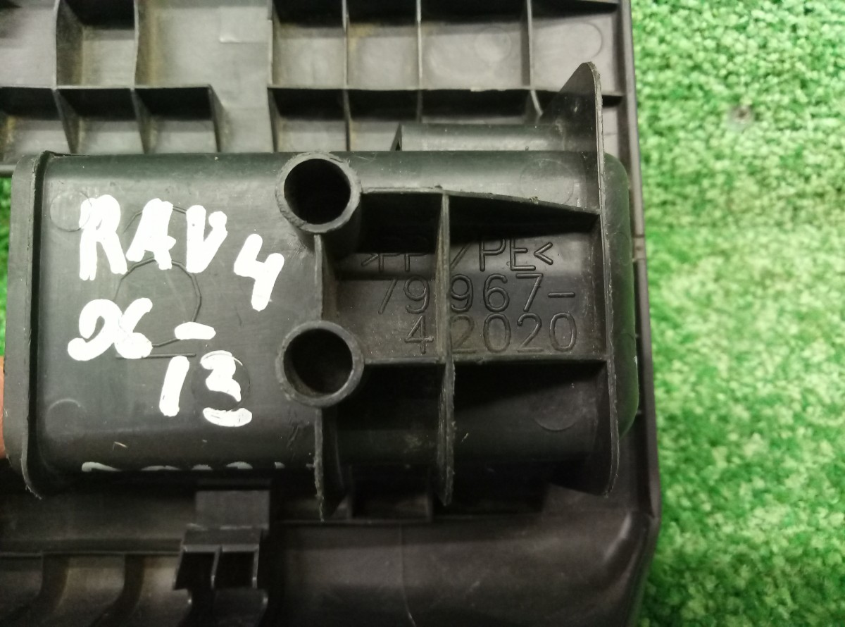 Накладка крепления переднего сиденья Toyota RAV 4 (XA30) 2005-2010  7996742020  на Toyota RAV 4 (XA30)