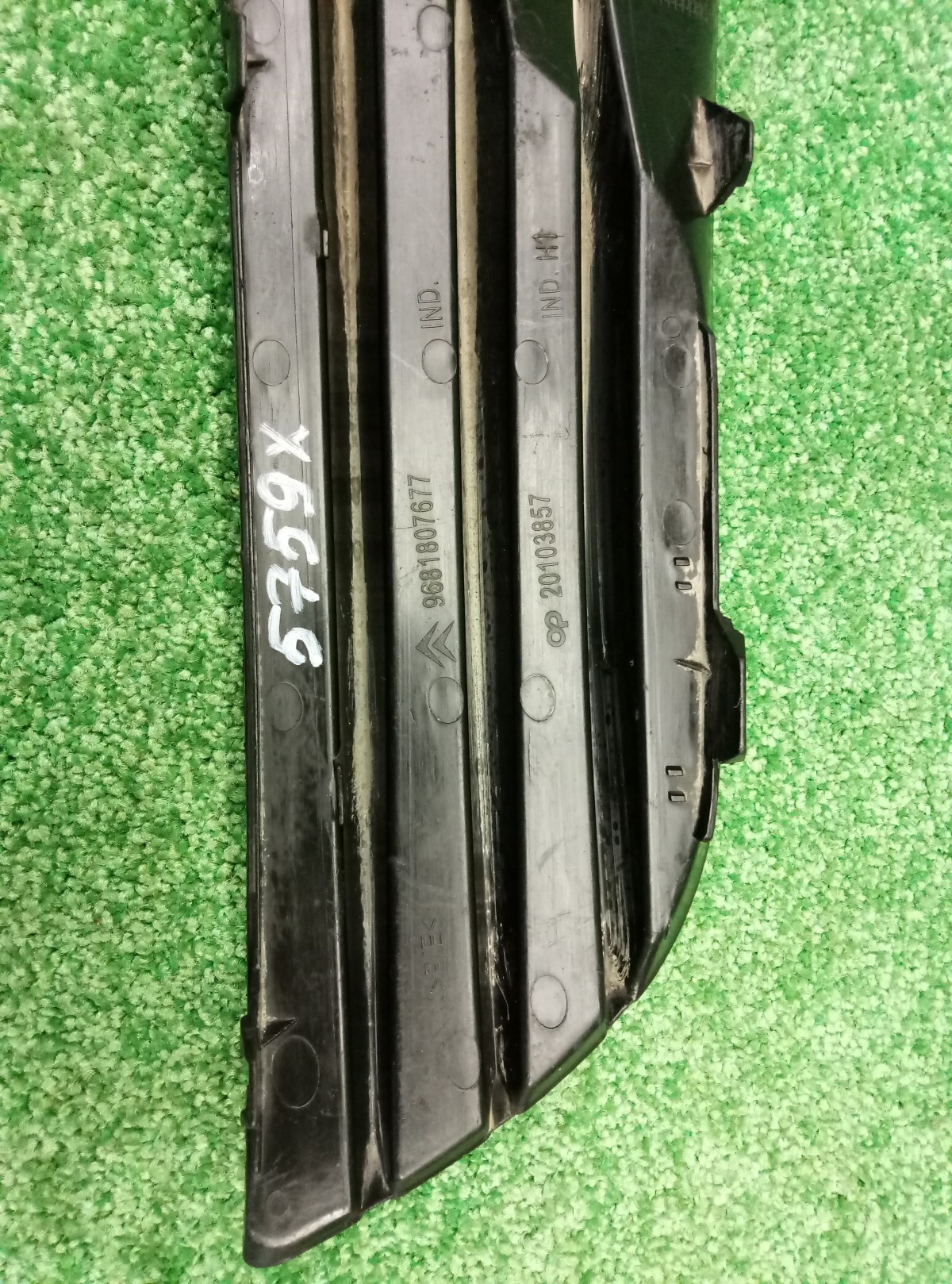 Решетка в бампер левая Citroen C3 Picasso I 2009-н.в. 9681807677 на Citroen C3 Picasso I