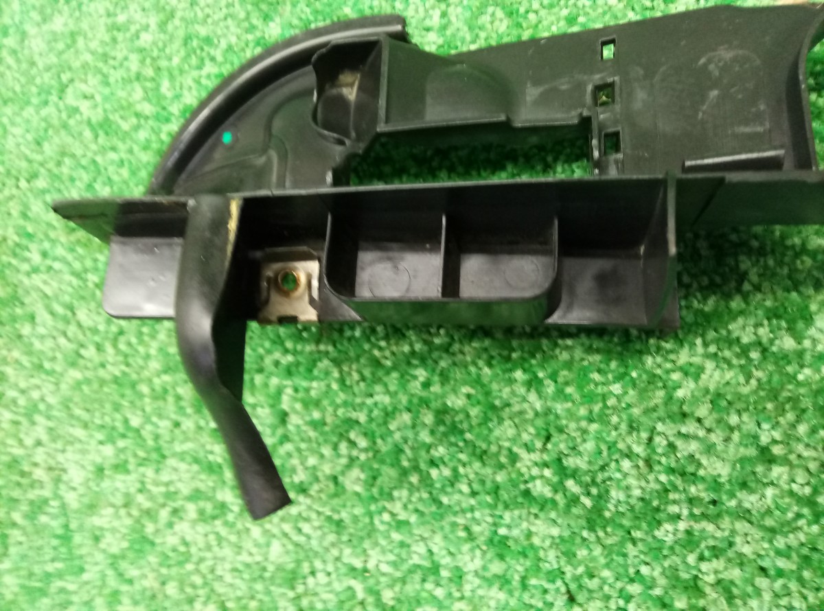 Накладка крыла переднего правого Focus 2 2005-2008 4M51A02476A на Ford Focus 2